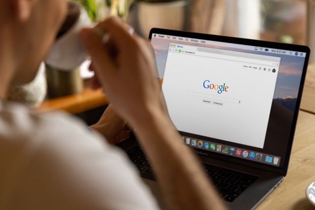 Cautare Google pe laptop